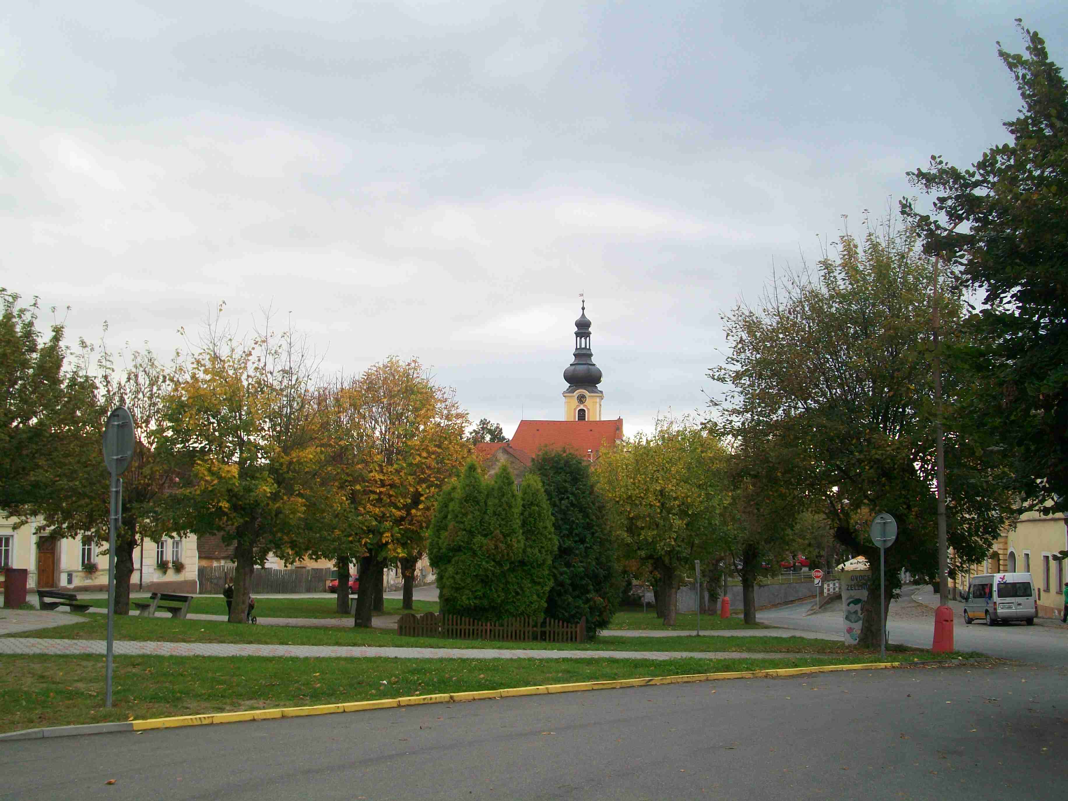Chýnov, náměstí, věž kostela