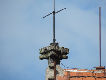 Růžice s křížem na vrcholu levé boční lodi