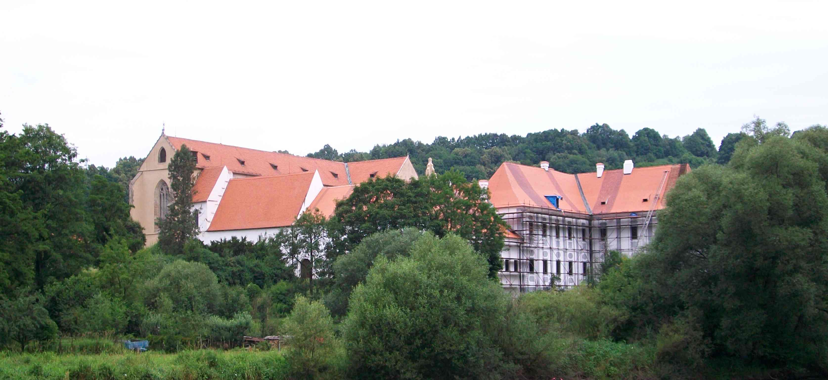 Zlatá Koruna - klášter - pohled od řeky Vltavy