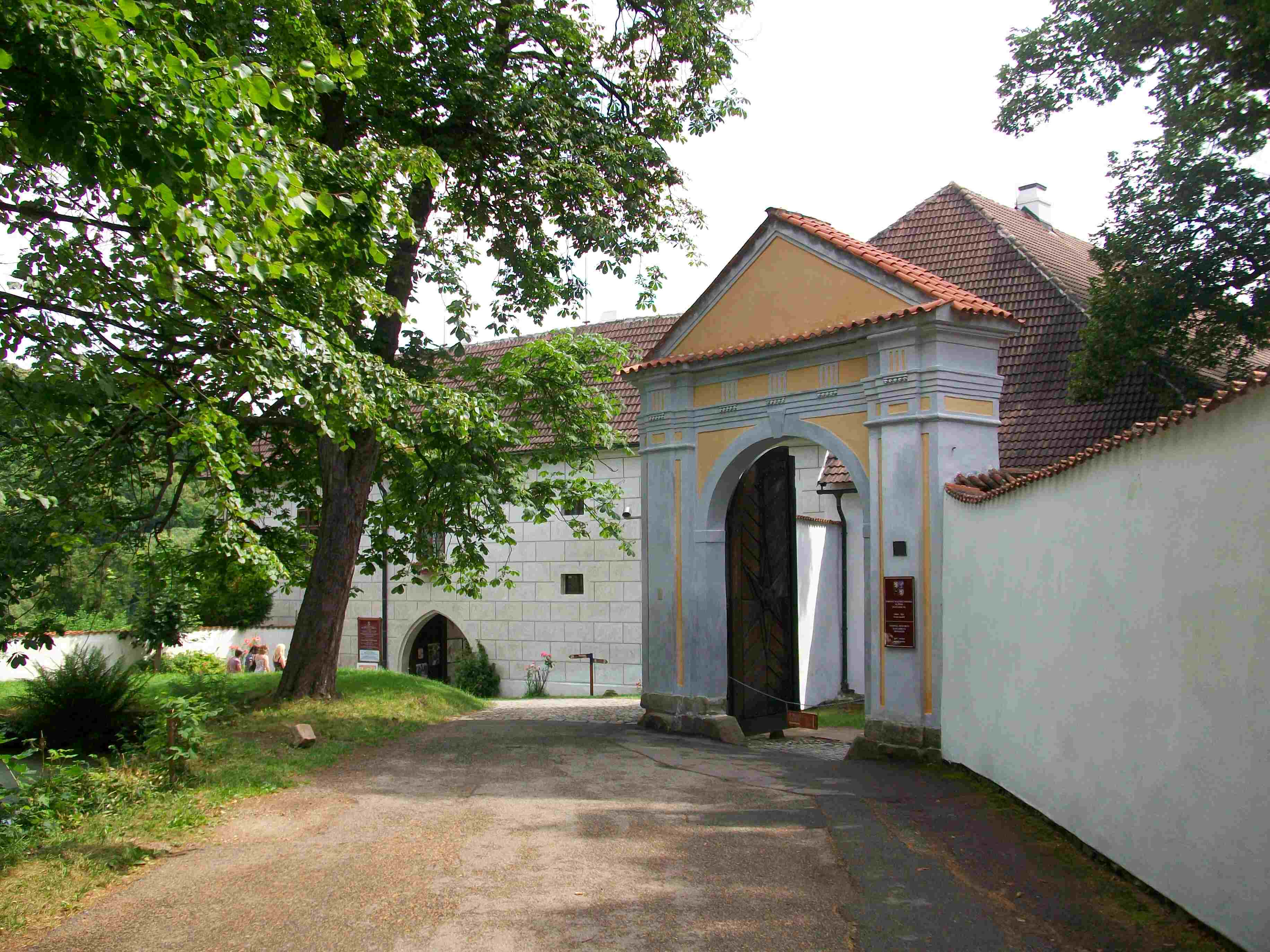 Barokní brána do opatství, Zlatá Koruna