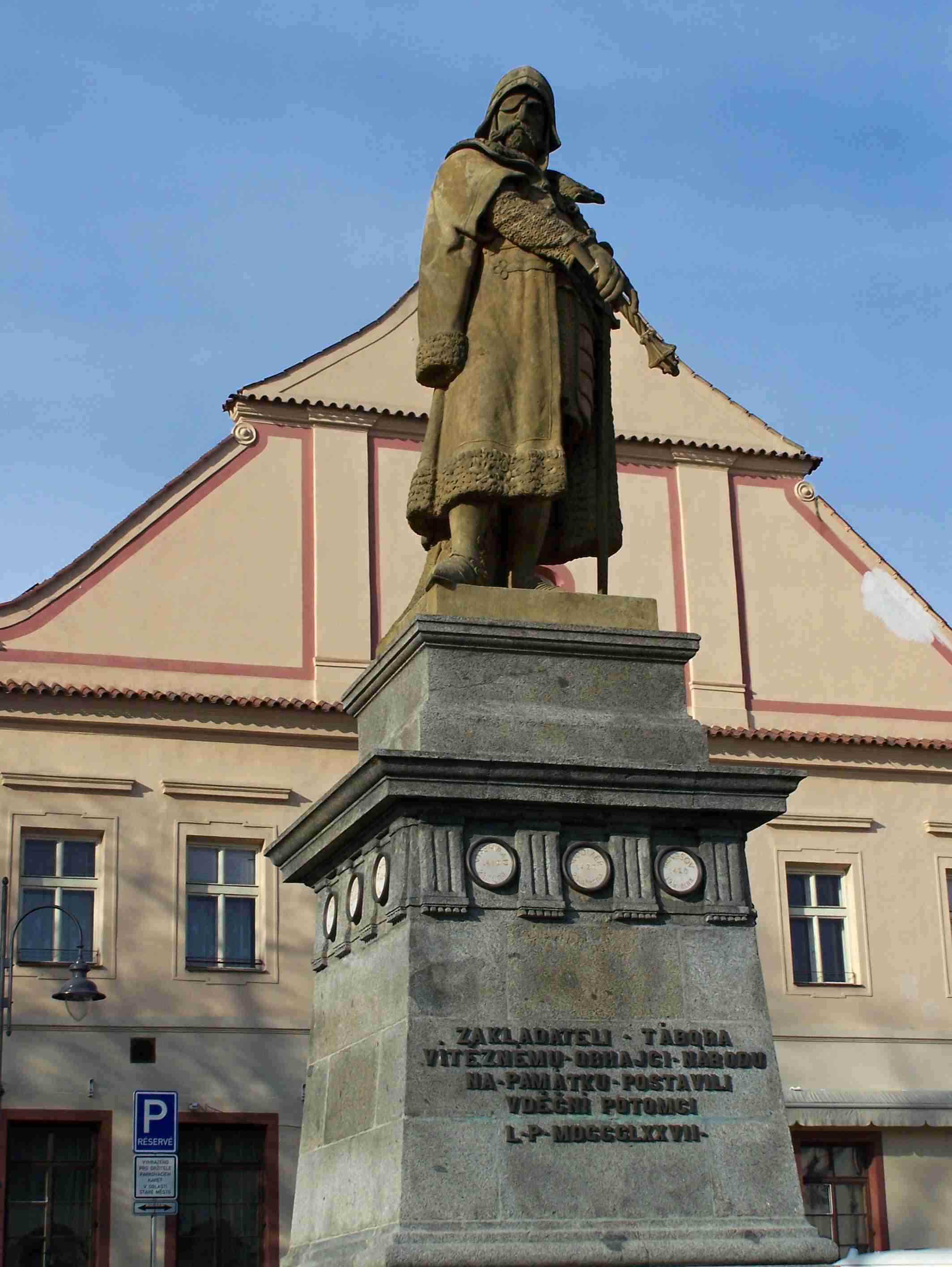 Socha Jana Žižky z Trocnova na Žižkově náměstí v Táboře