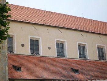 boční okna na chrámu Nanebevzetí Panny Marie v klášteře Zlatá Koruna