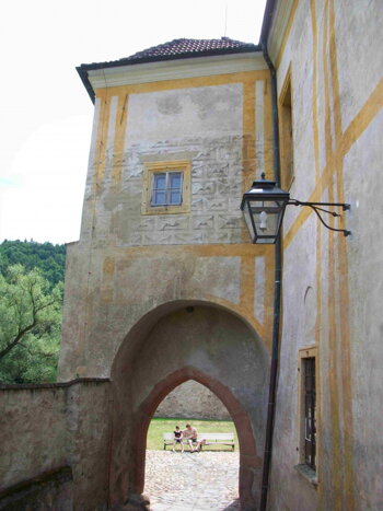 Severozápadní průčelí věžové brány opatství ve Zlaté Koruně, klášter, fotogalerie, historie, zajímavost