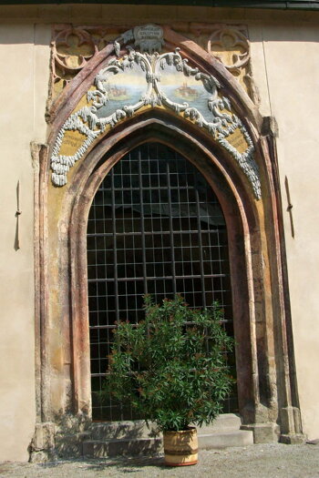 Portál bývalé studniční kaple v Rajské zahradě. Kaple byla zbořena po zrušení kláštera a kdysi musela být opravdu půvabná.