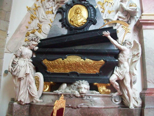 Detail kenotafu Přemysla II. Otakara ve Zlaté Koruně