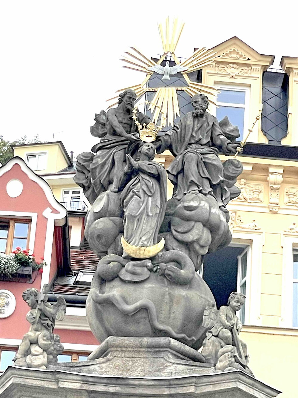 Žena sluncem oděná s měsícem pod nohama a korunou z dvanácti hvězd
