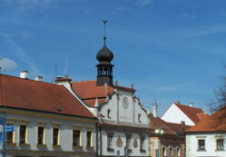 Náměstí - pohled na radnici