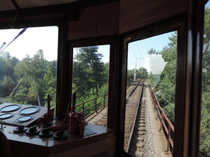 Oknem kabiny strojvedoucího na trať
