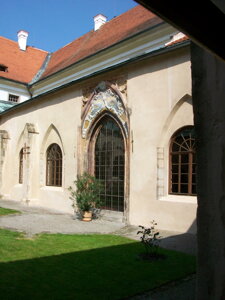 Velký Konvent - Rajský dvůr - portál bývalé Studniční kaple