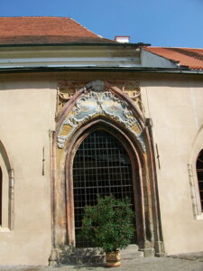 Rajský dvůr - portál bývalé Studniční kaple