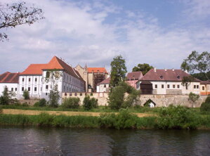 Zlatokorunský klášter - pohled od řeky.