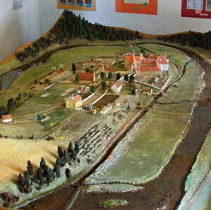 Maketa Zlatá Koruna - klášter v meandru řeky Vltavy