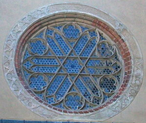 kružba - rozeta ve zdi transeptu chrámu - Zlatá Koruna