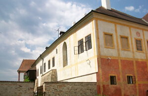 Opatství s oknem opatské kaple.