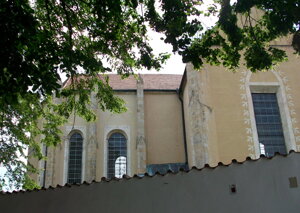 Pohled od rybníčku na hlavní loď kostela Nanebevzetí Panny Marie - Zlatá Koruna.