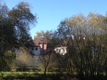 Zlatá Koruna - pohled od řeky