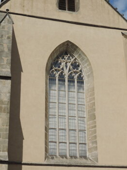 Gotické okno na hlavním průčelí
