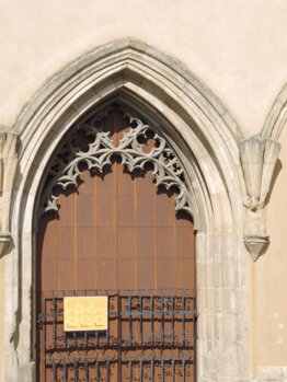 Gotická kružba nad hlavním vchodem