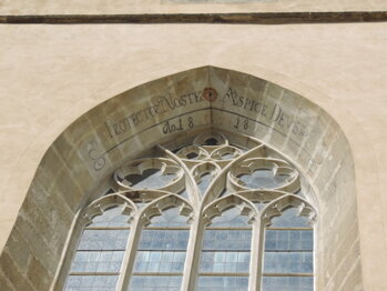 Detail gotického okna na hlavním průčelí - s nápisem