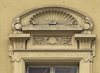 Dům U dělokříže, Florenc, Praha, znamení, symbol okřídleného kola/koule