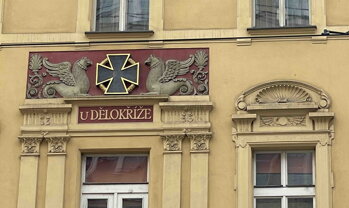 Dům U dělokříže, Florenc, Praha, znamení, symbol, umístění