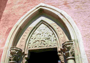 Portálek kaple s tympanonem