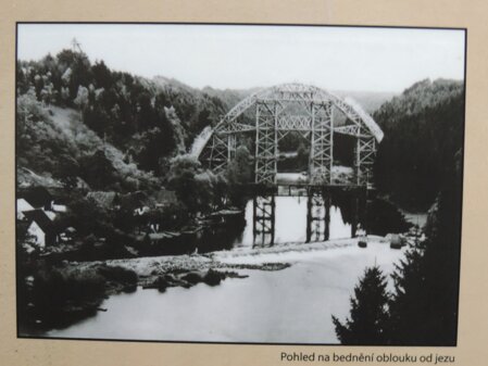 Fotografie ze stavby mostu