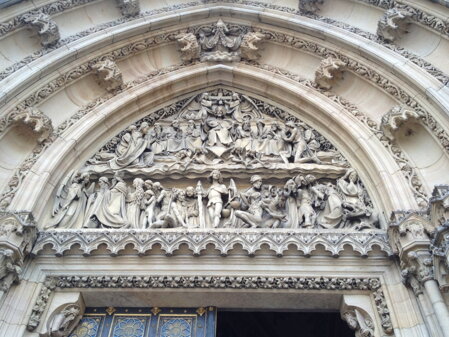 Gotický tympanon nad vstupními dveřmi (T. J.)