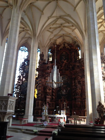 Interiér s monumentálním hlavním oltářem