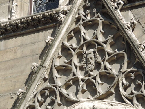 Saint Chapelle - malá rozeta s mužskou hlavou