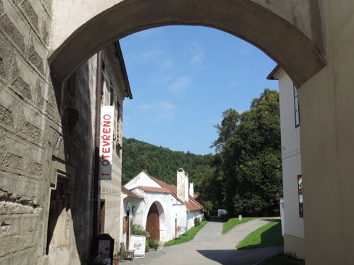 Fara, gotická brána, vstup do antikvariátu a muzea s modelem Zlaté Koruny