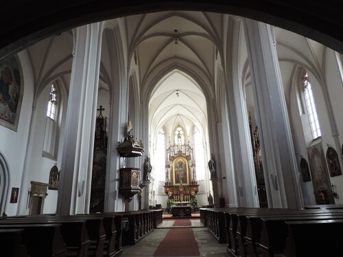 Pseudobazilikální gotické trojlodí proboštského kostela Nanebevzetí Panny Marie v Jindřichově Hradci