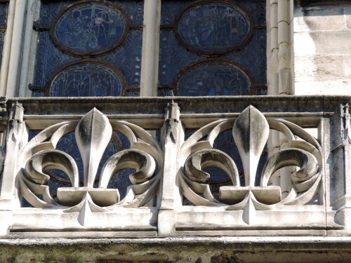 Kružbové zábradlí, motiv lilie, Sainte-Chapelle, Paříž