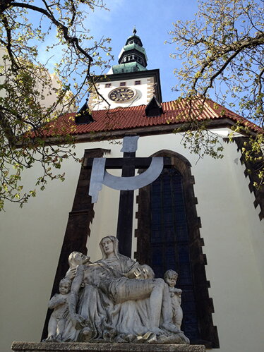Pieta J. F. Platzera před kostelem