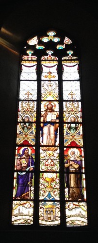 Gotické okno s vitráží - kostel Proměnění Páně na hoře Tábor v Táboře