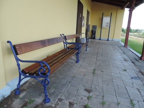 Tabule NS Bechyňka s lavičkami pro návštěvníky