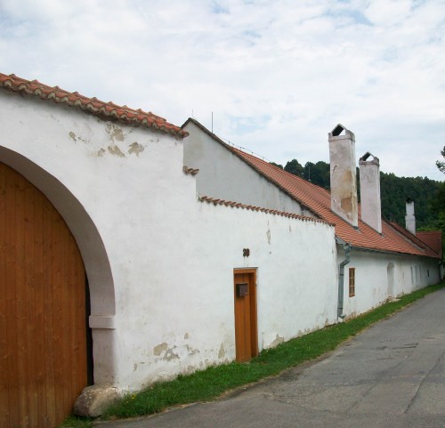 Hospodářské stavení ve vnitřním areálu bývalého kláštera.