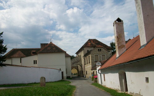 Za branou do areálu kláštera, kterou se tam dříve vcházelo. Vedle brány je bývalá bašta, později fara a nyní antikvariát.