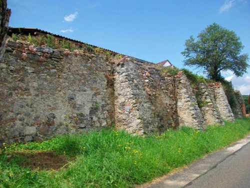 Zeď bývalého hřbitova, který byl druhý v pořadí. Třetí, nynější hřbitov je situován nad řekou.