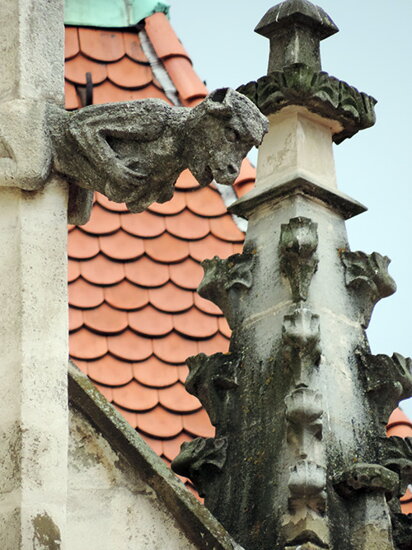 Chrám sv. Mikuláše - chrlič a kraby